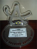 10979a Letra A em acrílico, com badeira do Brasil na parte de baixo - Prêmio Orguho Autista.