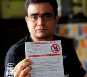 Na foto, Ronald Carvalho, em segundo plano, apresenta em foco a Notificação Cidadã, que será aplicada em uma ação para marcar o Dia Nacional de Luta das Pessoas com Deficiência