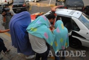 Estudantes sendo presos. 3326c