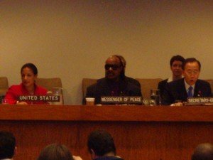 A Embaixadora dos Estados Unidos junto à ONU, Susan Rice, o Mensageiro da Paz Stevie Wonder, e o Secretário-Geral da ONU, Ban Ki Moon