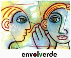 Envolverde - uma pessoa falando ao ouvido da outra. Envolverde - uma pessoa falando ao ouvido da outra.