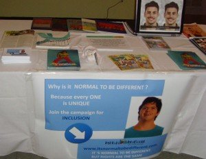 Stand do Instituto MetaSocial no evento da ONU, com folhetos e material de divulgação do Manifesto Ser Diferente é Normal e os Direitos são iguais e outras ações