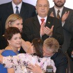 premio Presidente Lula abraca ganhadora de Premio de Direitos Humanos