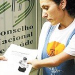 Claudia, afetada pela talidomida, mostra publicação