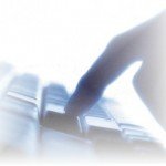 Dedo aperta tecla de computador