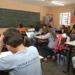 Imagem mopstrando estudantes em sala de aula
