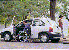 carro Cadeirante entra em carro.
