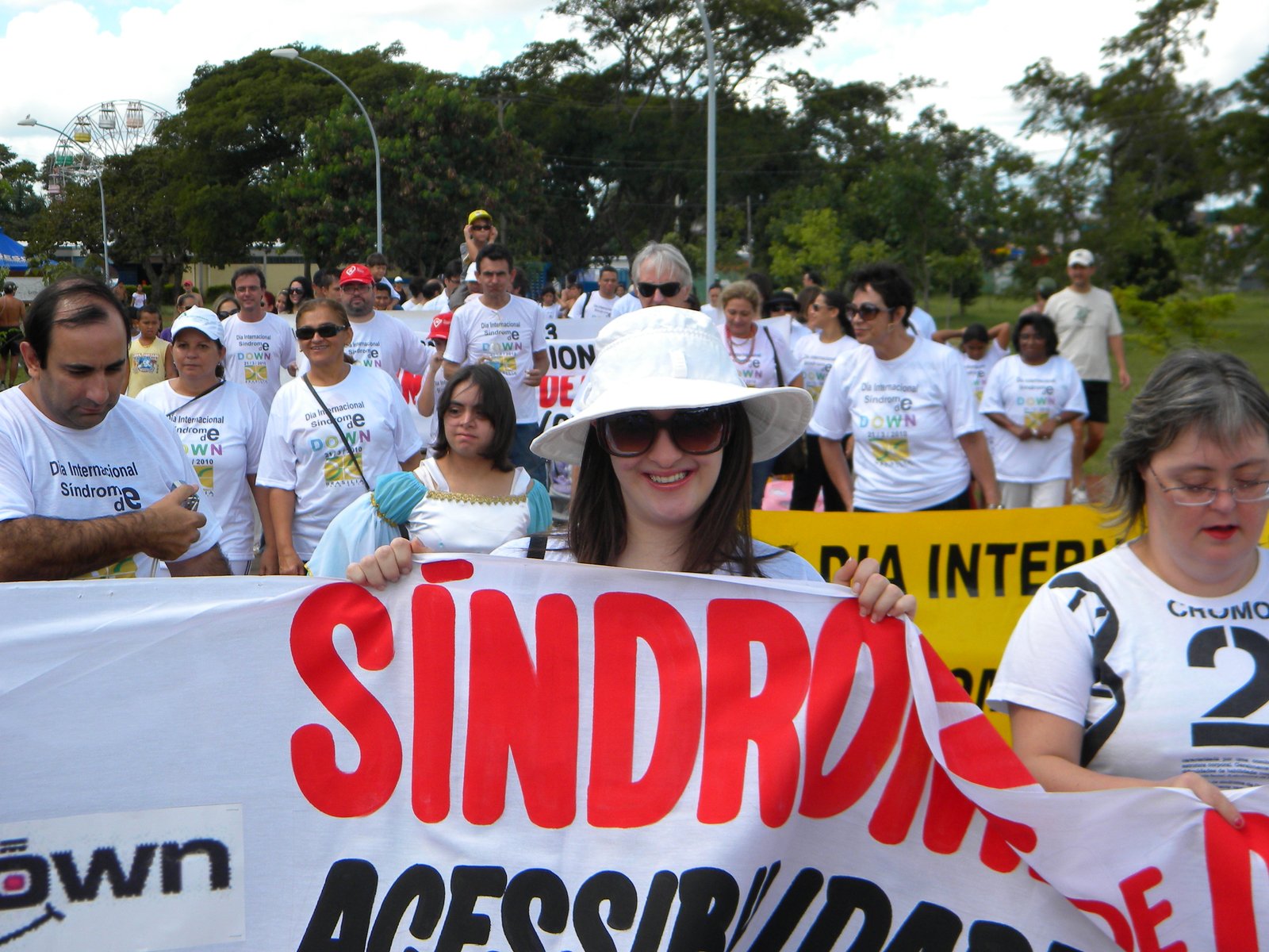Participantes da Caminhada exibem faixas em homenagem ao Dia Internacional da Síndrome de Down