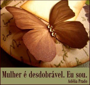Foto de borboleta pousada em cima de folha de papel escrita e os dizeres "Mulher é descobrável. Eu sou."