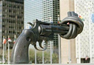 Monumento a não-violência - Escultura de revólver com nó no cano
