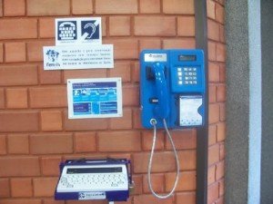 telefone para surdo Telefone público com teclado para viabilizar a comunicação