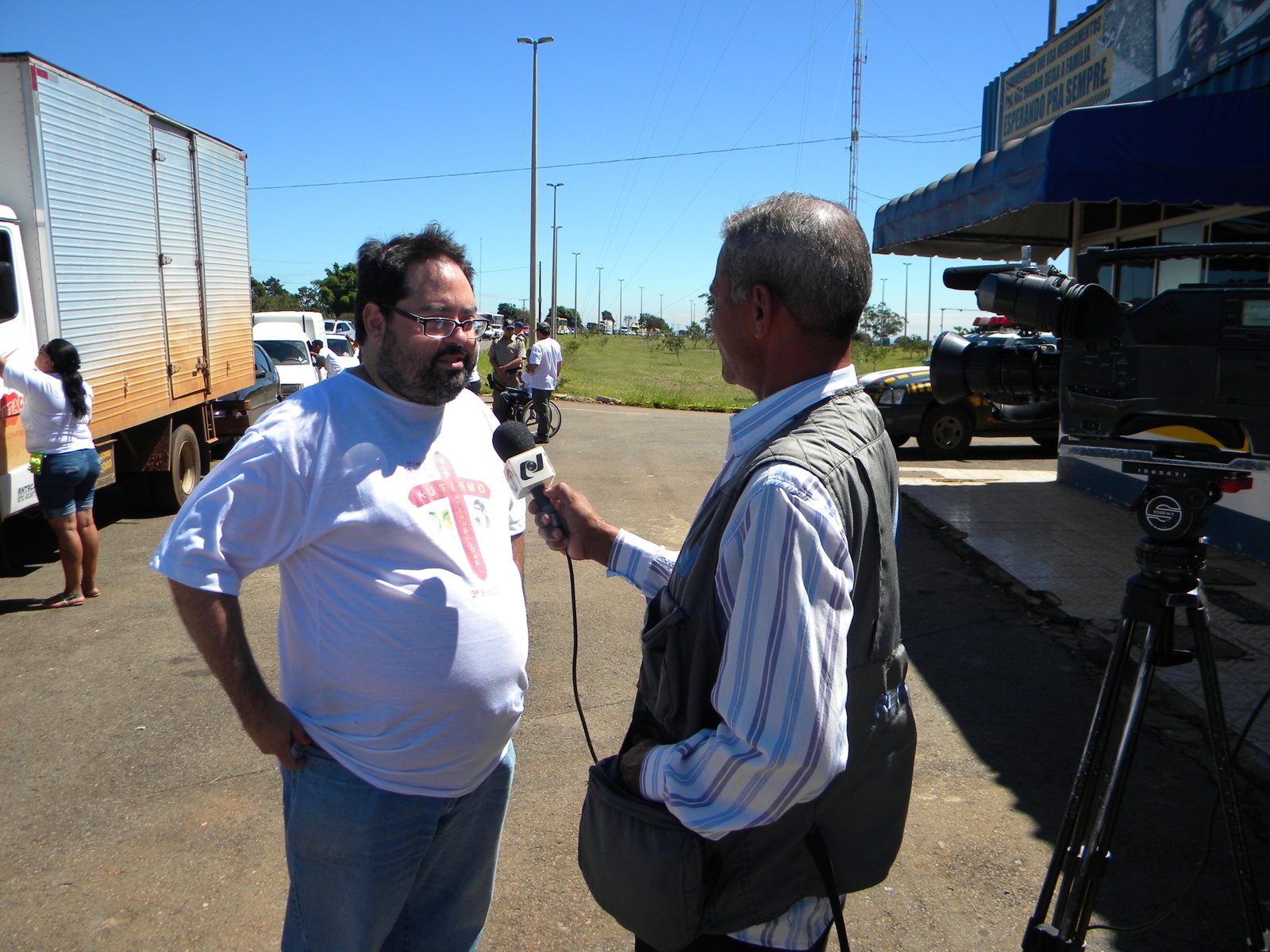 DSCN8993 Fernando Cotta, da Corde-DF dá entrevista à TV sobre a Blitz do Autismo