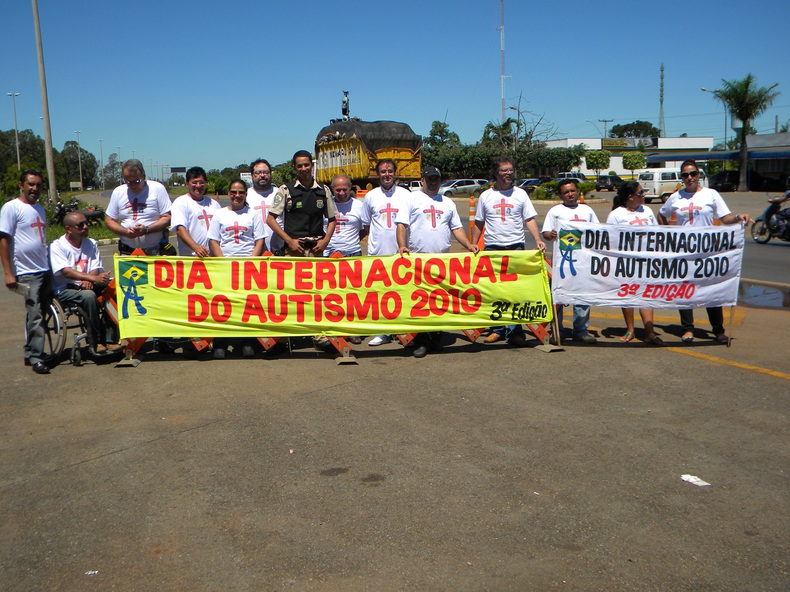 DSCN9096 Participantes da blitz com faixa Dia internacional do Autismo 2010