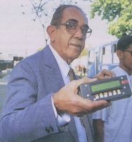 chamar onibus Senhor mostra aparelho que permite identificar o onibus por sistema de voz