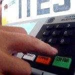 urnaeletronica Dedo prestes a apertar a tecla confirma em urna eletronica de votacao