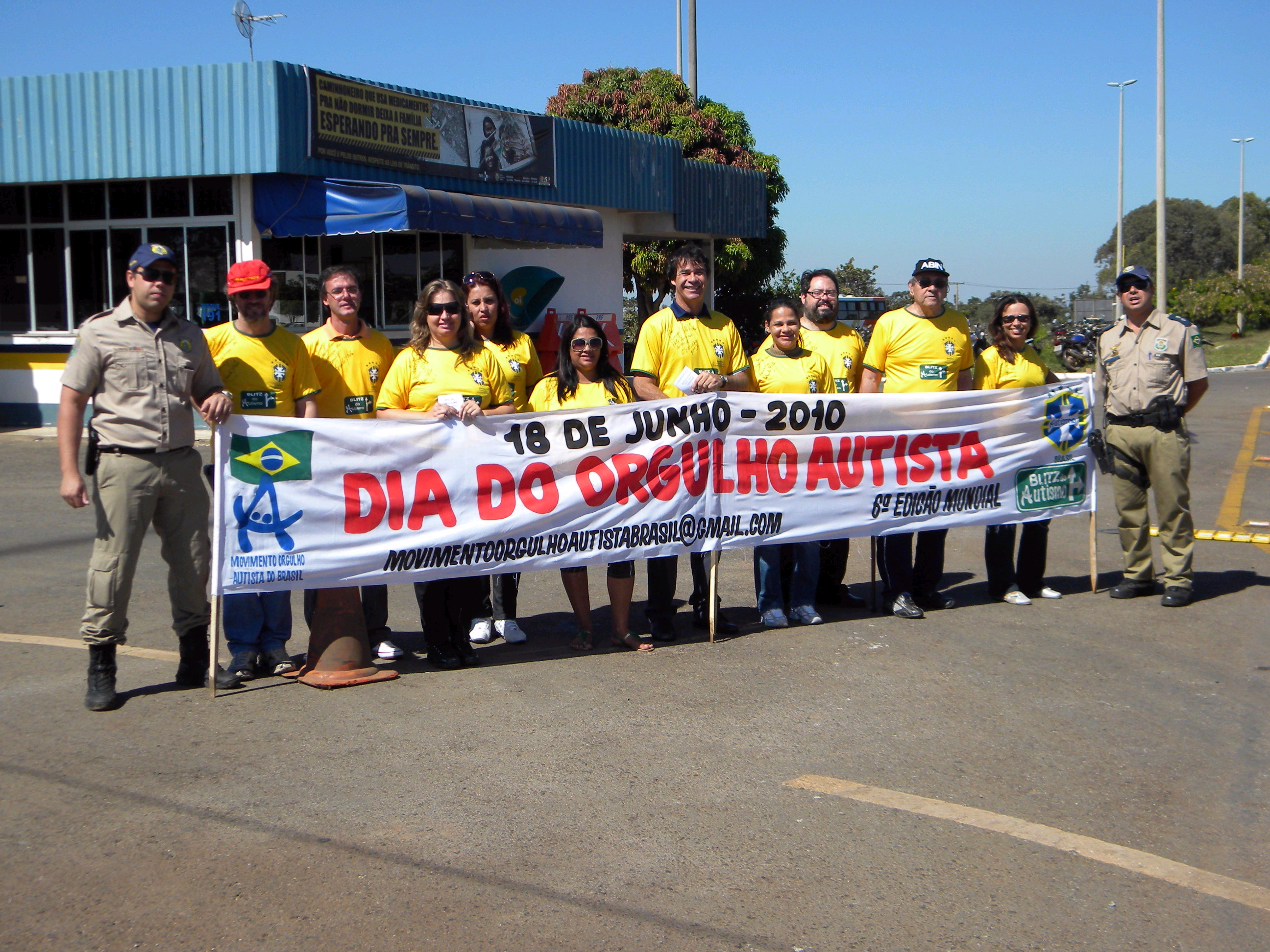 orgulho autista Grupo de pessoas participa de blitz pelo Dia do Orgulho Autista