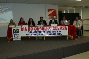orgulho autista Mesa de abertura do evento - Faixa com inscrição Dia do Orgulho Autista