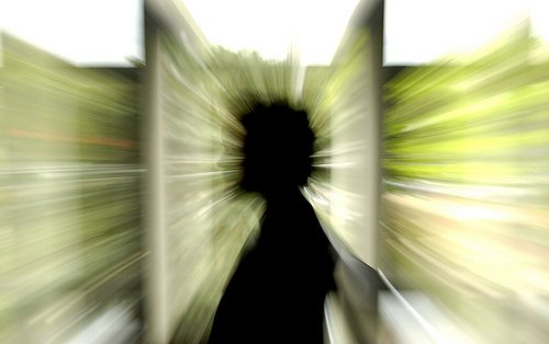 psiquiatria Imagem sombreada de pessoa de perfil num fundo desfocado
