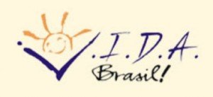 Logotipo da ONG Vida Brasil. Um sol nasce dentro da letra V.