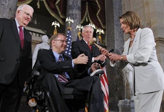 congresso A Presidente do Congresso, Nancy Pelosi, passa para o congressista Jim Langevin, o bastâo e o assento da Presidência da Casa pela primeira vez a uma pessoa com deficiência