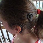 implante-coclear2 Cabeça de menina, de rabo de cavalo, de costas, com implante coclear