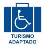Imagem de mala com cadeira de rodas desenhada e a inscrição Turismo Adaptado