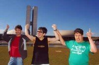 terminalidade Três jovens, de mãos dadas e elevadas, em frente ao Congresso Nacional