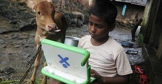 Foto do estudante Harish, 11, usando um laptop que ganhou com o projeto "um laptop por criança", de uma ONG na localidade de Khairat, em Mumbai (Índia) na Folha.com de 07.09.2010.