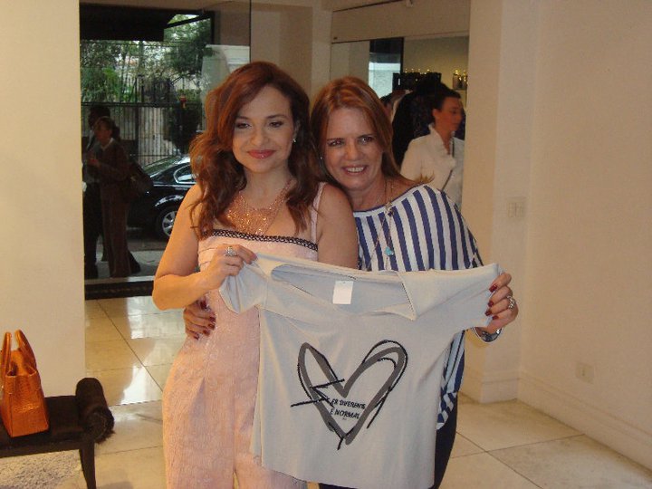 luiza e barbara Luiza Tomé e Barbara Magalhães mostram camiseta branca com coração rabiscado e a inscrição Ser Diferente é Normal, criada exclusivamente para o lançamento da campanha em São Paulo