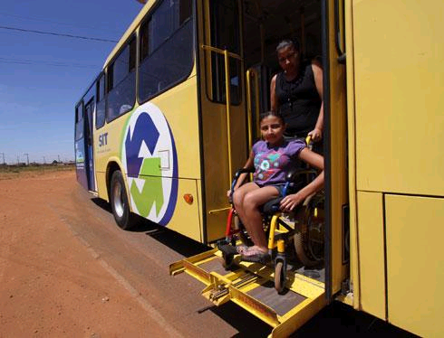 onibus Moça em cadeira de rodas entra em onibus pelo elevador.