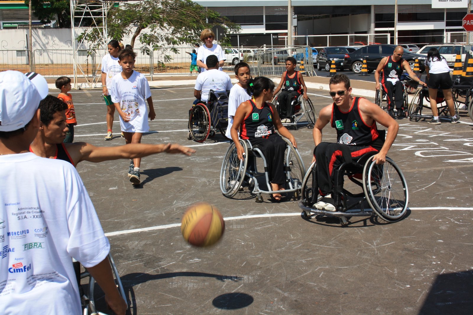 Cadeirantes disputando jogo de basquete sobre rodas