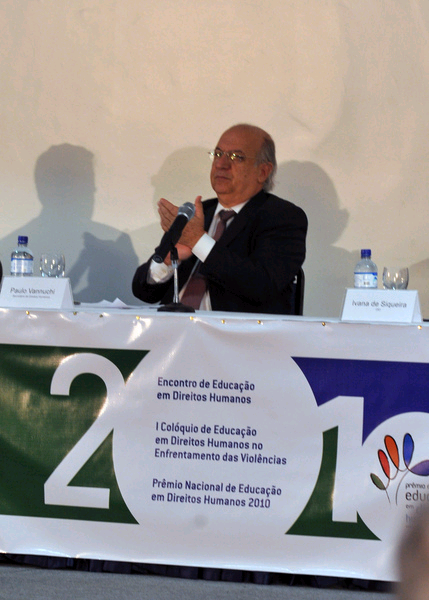 Brasília - O ministro da Secretaria de Direitos Humanos, Paulo Vannuchi, durante lançamento do CD-Rom "Direito à Memória e à Verdade" e entrega do Prêmio Nacional de Educação em Direitos Humanos 2010 (Valter Campanato/ABr) Brasília - O ministro da Secretaria de Direitos Humanos, Paulo Vannuchi, durante lançamento do CD-Rom "Direito à Memória e à Verdade" e entrega do Prêmio Nacional de Educação em Direitos Humanos 2010 (Valter Campanato/ABr)