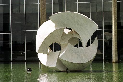 Imagem da escultura Meteoro, de Bruno Giorgi, no lago em frente ao Palácio Itamaraty em Brasília, sede do Ministério das Relações Exteriores