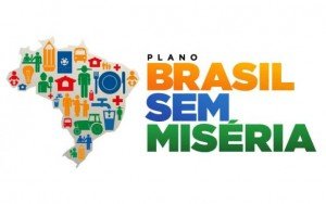 Logotipo do plano Brasil sem miséria - Mapa do Brasil com vários símbolos desenhados nas cores azul, amarelo, verde e vermelho, entre eles um prato com garfo e faca, uma torneira dágua enchendo um copo, uma cruz vermelha, um trator, um ônibus, um bebê, uma casa, etc.