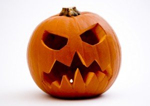 carved-pumpkin-764663 Abóbora com uma cara enfezada.