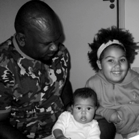 racismo Foto em preto e branco de pai com as duas filhas.