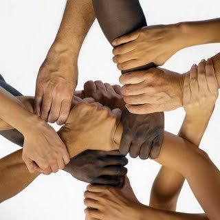 Braços e mãos de vários tons de pele segundando uns nos outros, entrelaçando-se Braços e mãos de vários tons de pele segundando uns nos outros, entrelaçando-se