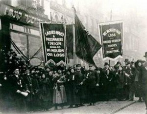 Fotografia em preto e branco de manifestação de mulheres. Fotografia em preto e branco de manifestação de mulheres.