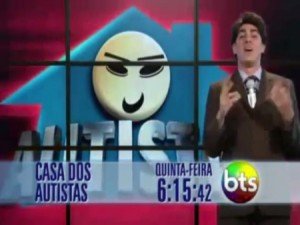 casa dos autistas O "comediante" Marcelo Adnet em frente ao logo do programa Casa dos Autistas, uma casa azul com uma cara sorridente amarela