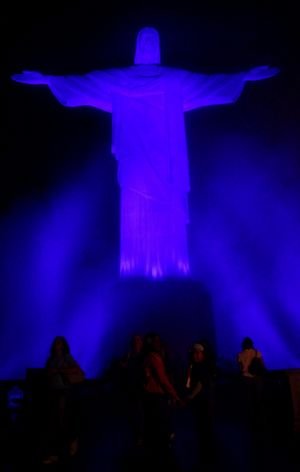 moabcristoredentor4 Cristo Redentor iluminado de azul