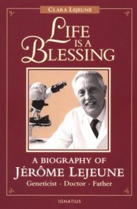 Capa do livro - Life is a Blessing - A vida é uma benção. Fotografia em preto e branco de Jerome Lejeune ao lado de um microscópio.