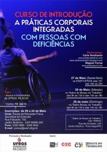 Cartaz do curso - sobre fundo azul, mulher cadeirante de costas dança.