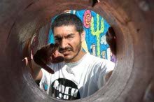 Criolo Doido através de cano de esgoto