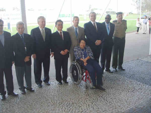 Autoridades - Izabel a frente de embaixador Luiz Alberto Lago, Sha Zugank ONU e Laudemar Aguiar - acervo Izabel Maior, 23/6