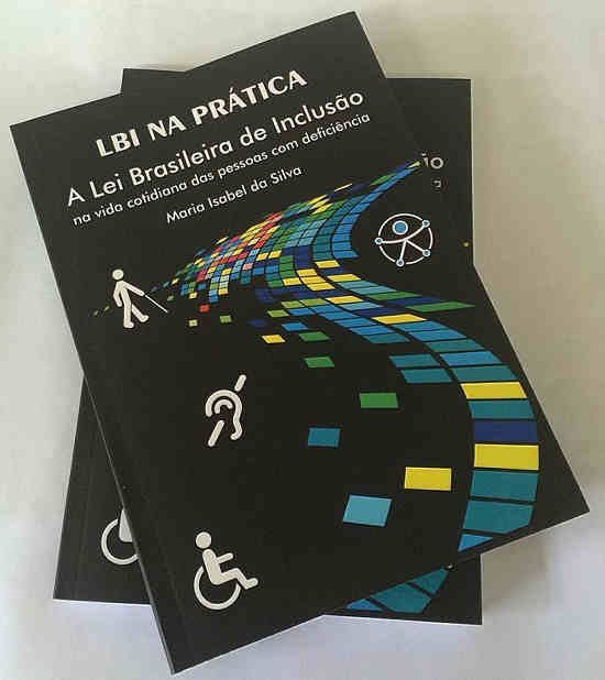 Dois livros LBI na prática, um sobre o outro. a capa do livro tem fundo preto, os símbolos de deficiência de cego, surdez cadeirante e o novo simbolo da onu de acessibilidade, a uma estrada formada por quadrados coloridos.