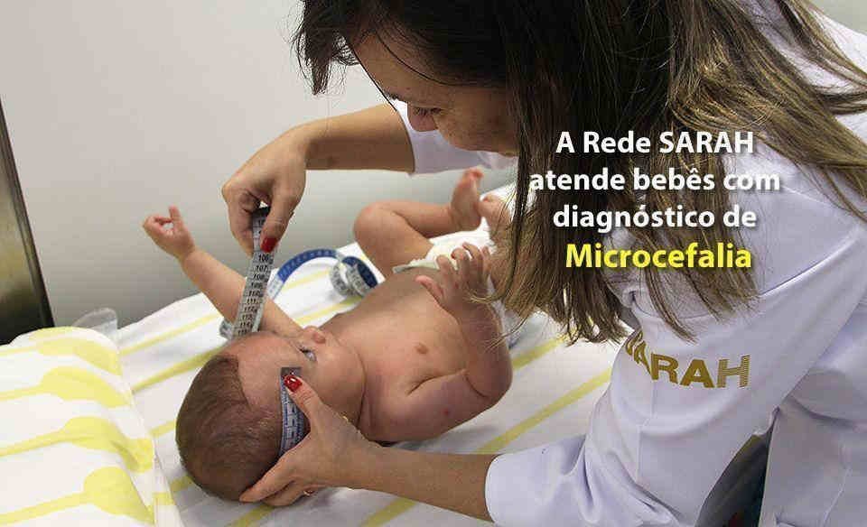 Médica medindo perimetro encefalico de bebe.