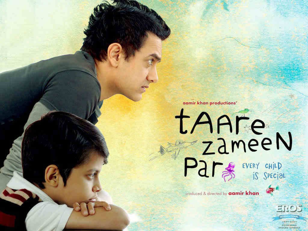 Cartaz do filme - professor e aluno, de perfil sobre fundo manchado azul e amarelo e o nome do filme - Taare Zameen Par.