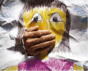 Desenho amassado de menina com uma mão masculina surgindo de dentro de um rasgo e tapando a boca da menina.