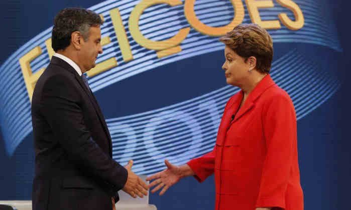 Aecio e Dilma aperta a mão com caras desgostosas no debate da Globo.