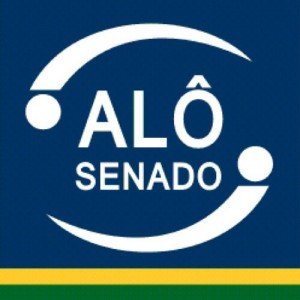 Sobre o fundo azul escuro, as palabras Alô Senado entre parênteses e tarja verde e amarela abaixo.